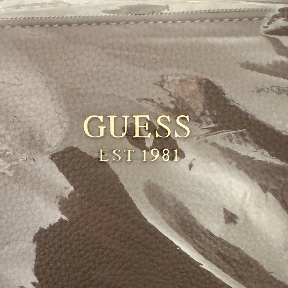 BRAND NEW! GUESS Zip Clutch - Picture 2 of 5